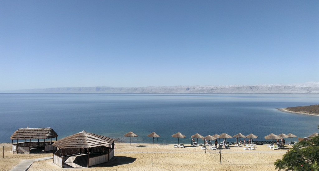 Dead-Sea-beach-Holiday-Inn-Resort