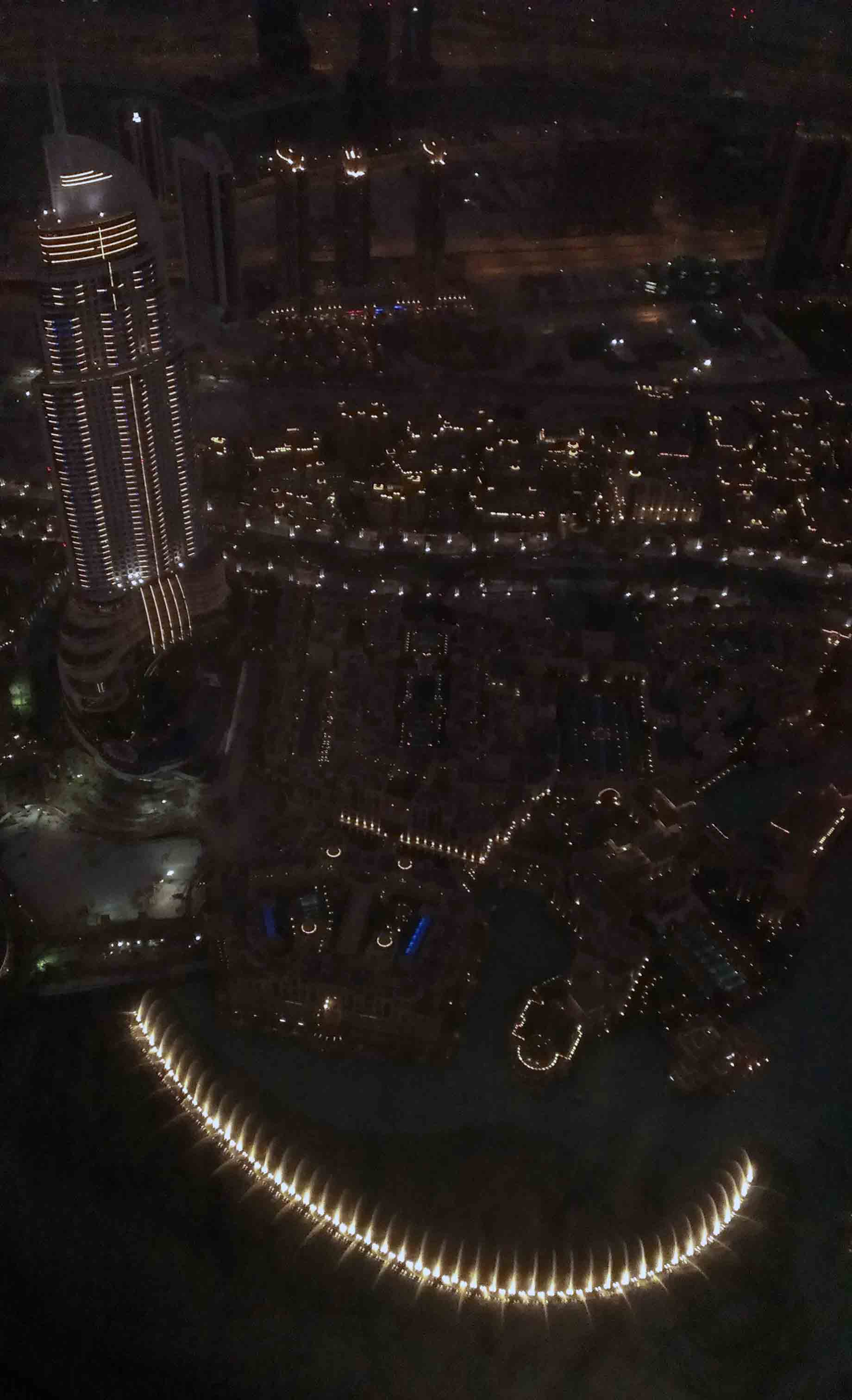 Dubai-view-from-Atmosphere-(fountains)(3)